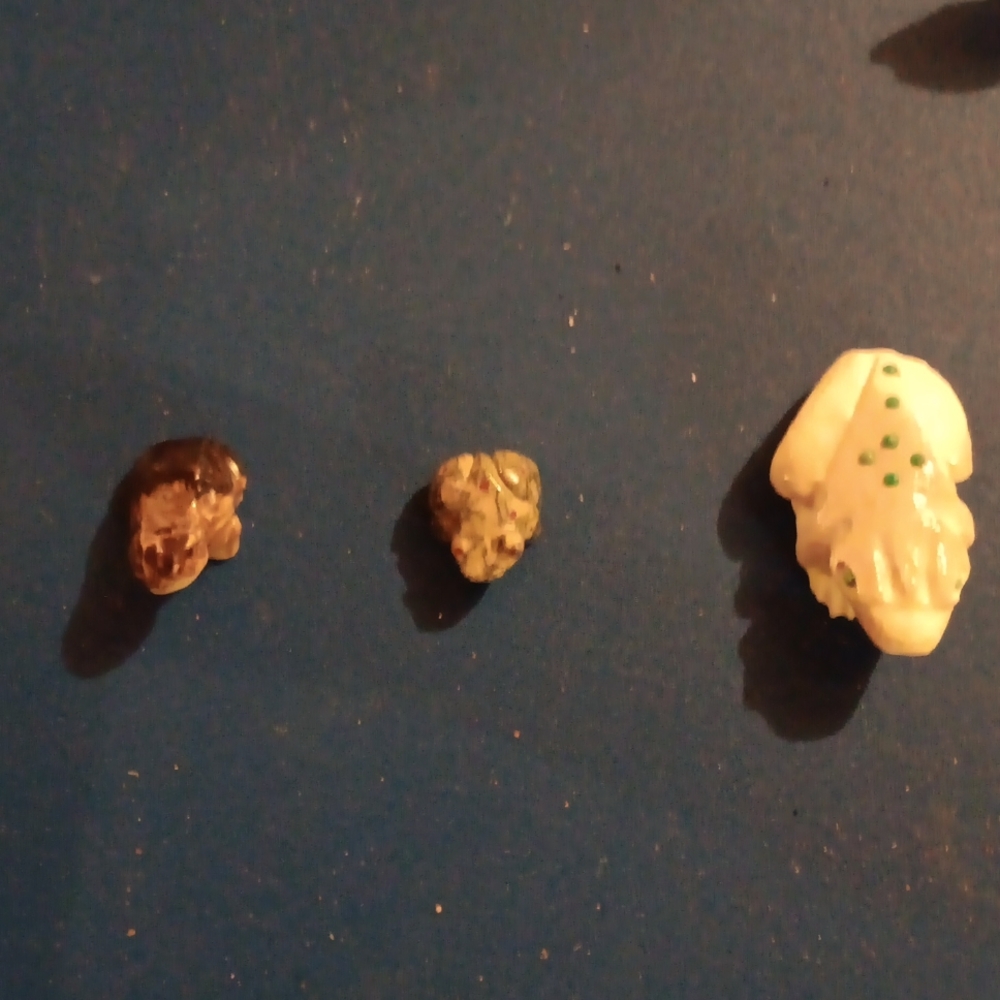 Three Zuni Fetish Frog Carvings